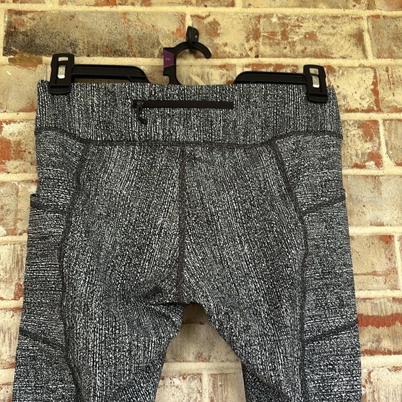 Lululemon Athletica Black and White Ankle Leggings - Picture 3 of 10